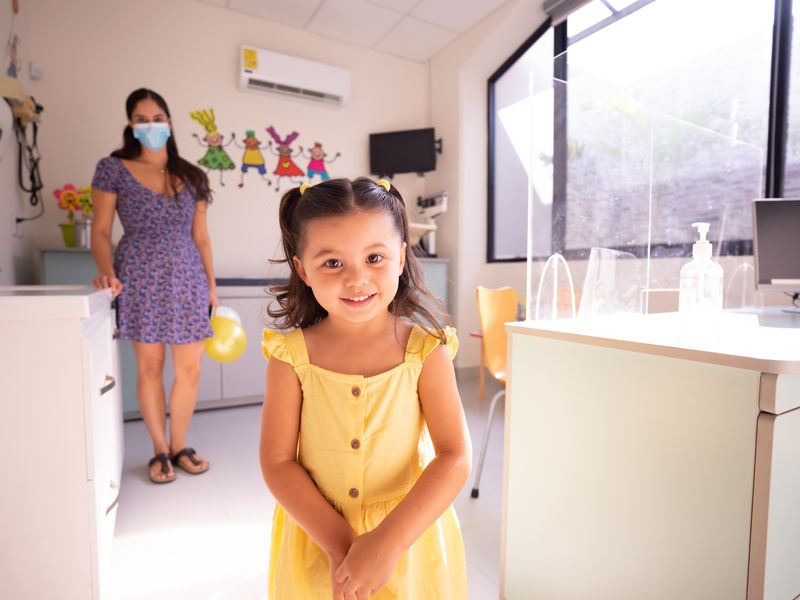Niña sonriente en un consultorio pediátrico