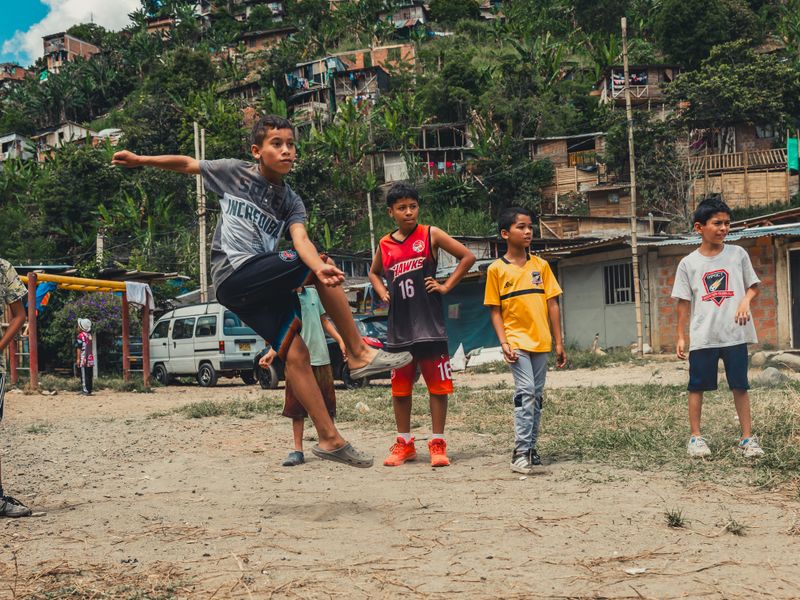 Niños jugando fútbol